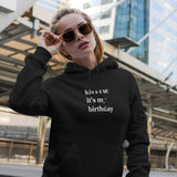 Kiss Me It's My Birthday Hoodie – Siyah – model üzerinde ön görünüm