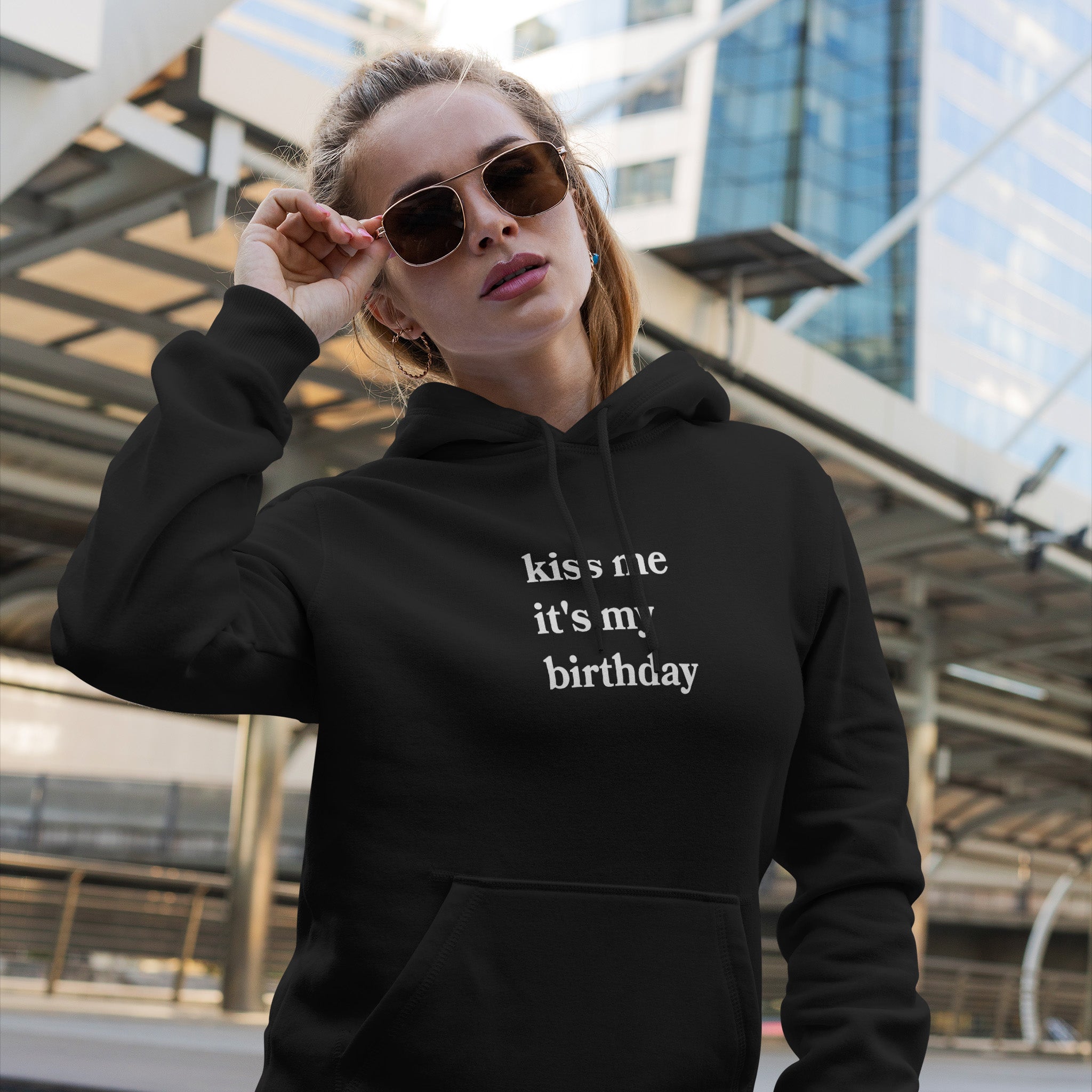 Kiss Me It's My Birthday Hoodie – Siyah – model üzerinde ön görünüm