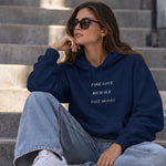 Fake Love Rich Sex Fast Money Hoodie – Lacivert – model üzerinde ön görünüm