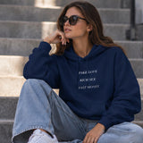 Fake Love Rich Sex Fast Money Hoodie – Lacivert – model üzerinde ön görünüm