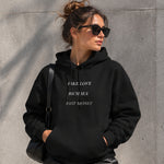 Fake Love Rich Sex Fast Money Hoodie – Siyah – model üzerinde ön görünüm