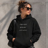 Fake Love Rich Sex Fast Money Hoodie – Siyah – model üzerinde ön görünüm