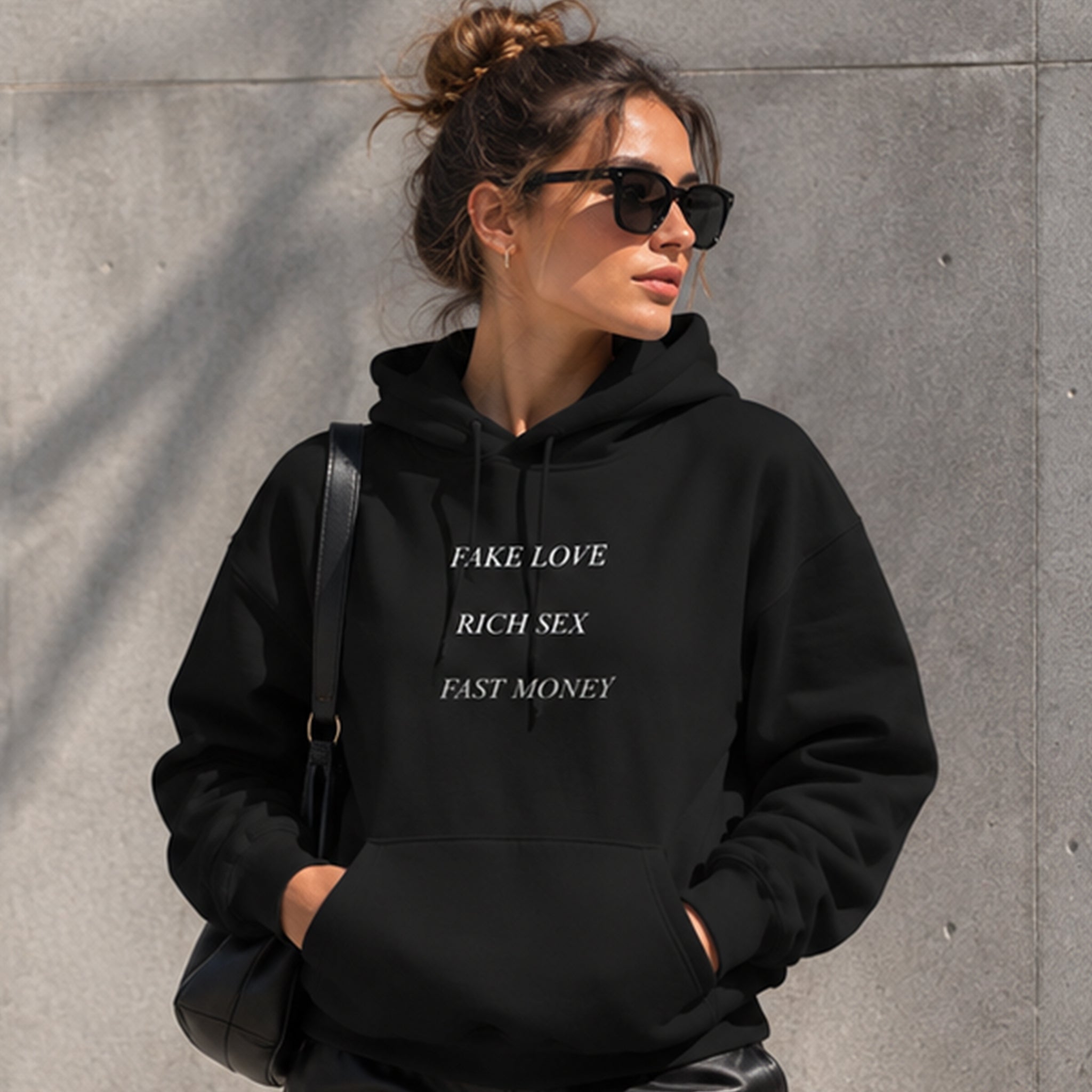 Fake Love Rich Sex Fast Money Hoodie – Siyah – model üzerinde ön görünüm