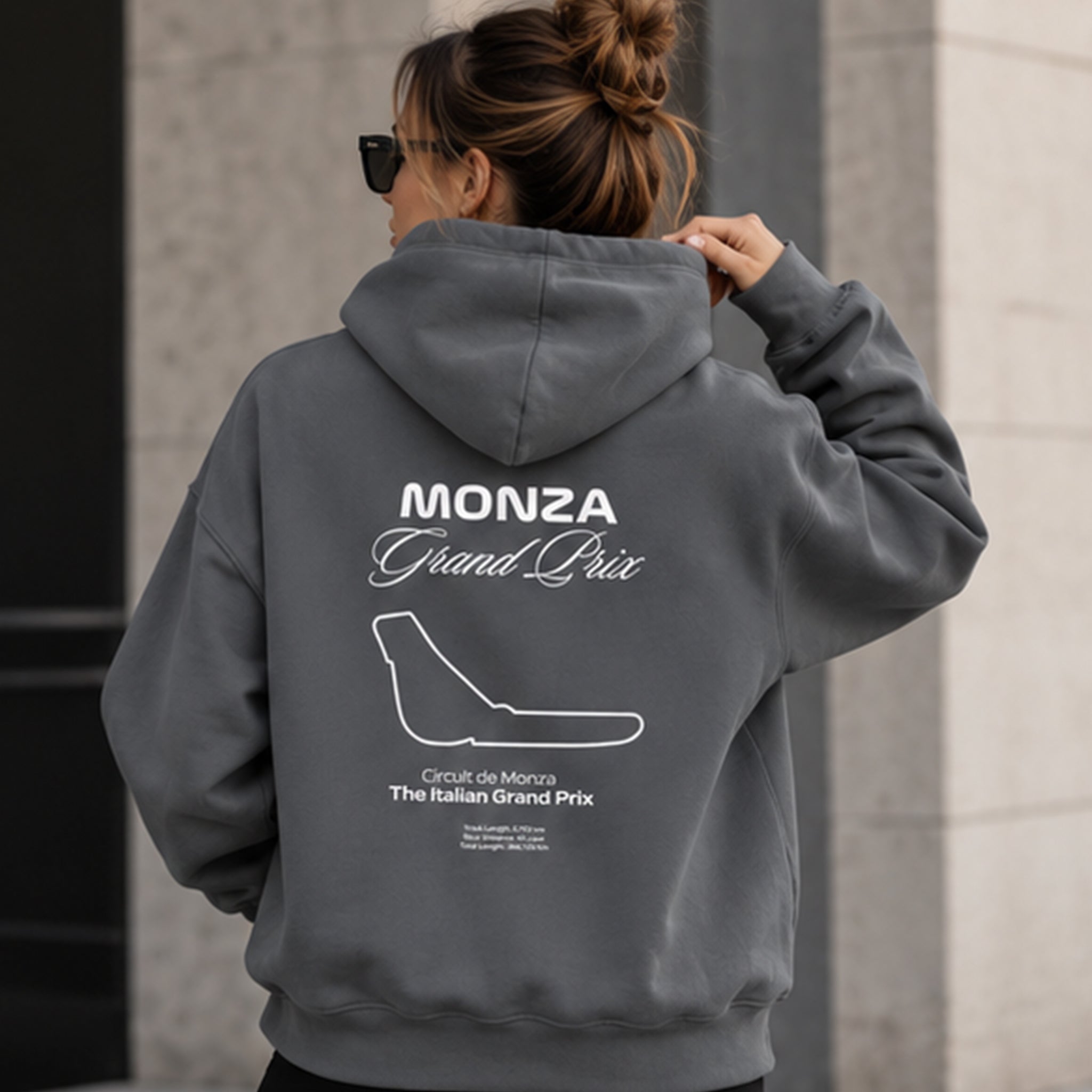 Monza Grand Prix Oversize Hoodie – Antrasit – model üzerinde arka görünüm