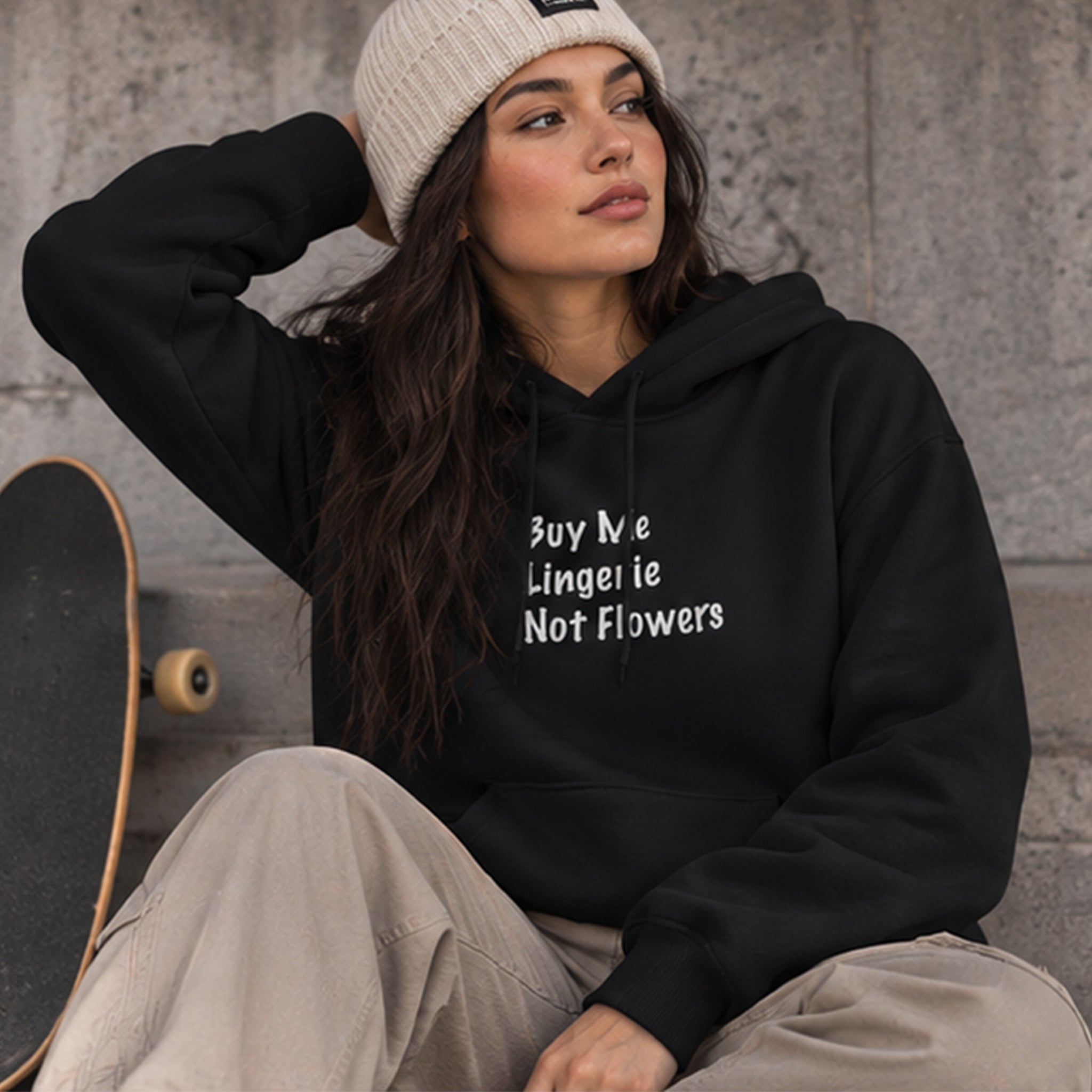 Buy Me Lingerie Hoodie – Siyah – model üzerinde ön görünüm