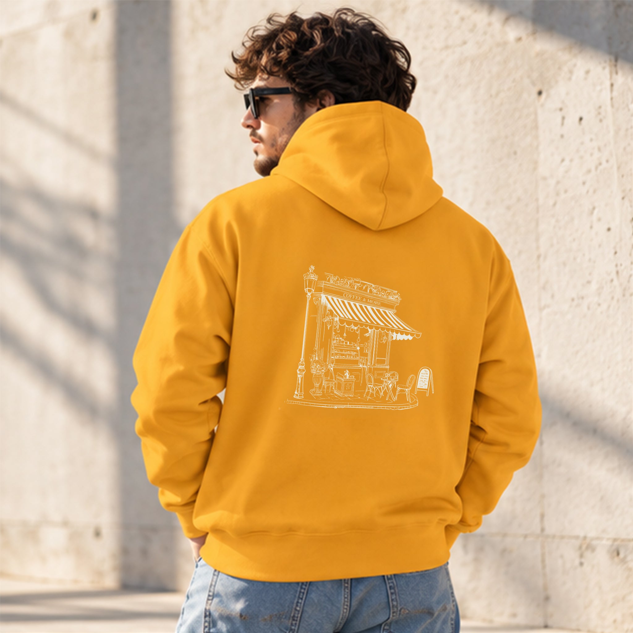 Café de Paris Hoodie – Turuncu – model üzerinde arka görünüm