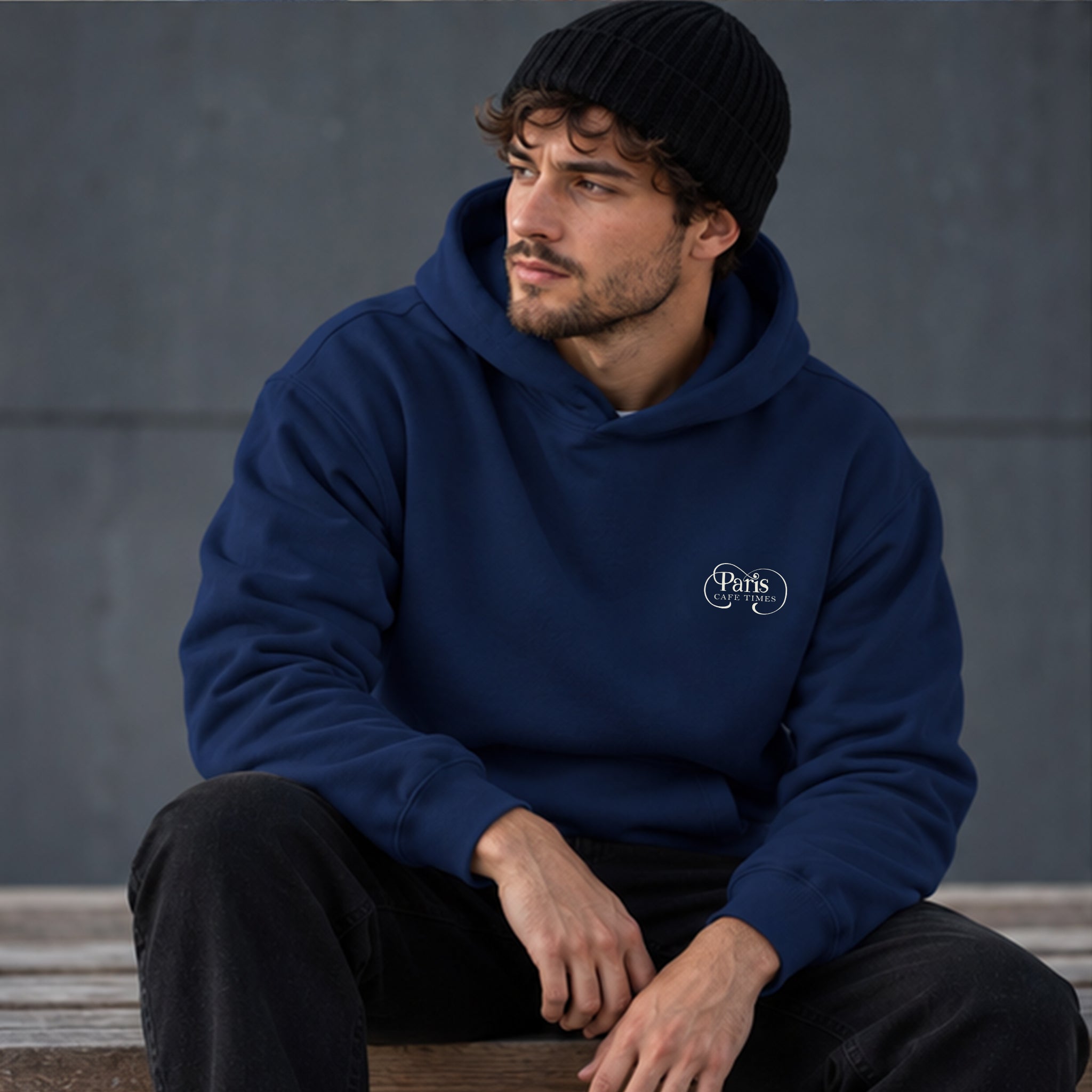 Café de Paris Hoodie – Lacivert – model üzerinde ön görünüm