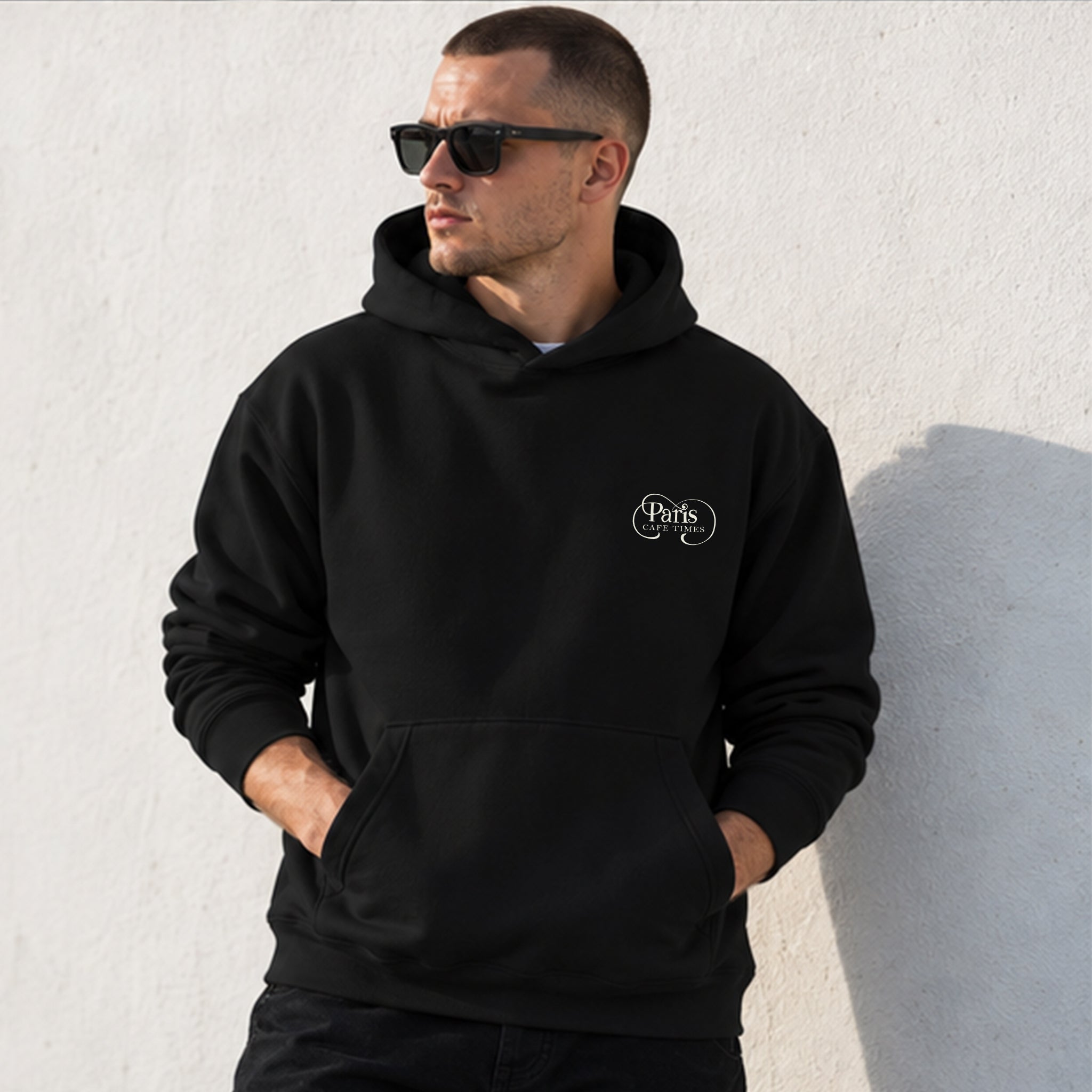 Café de Paris Hoodie – Siyah – model üzerinde ön görünüm