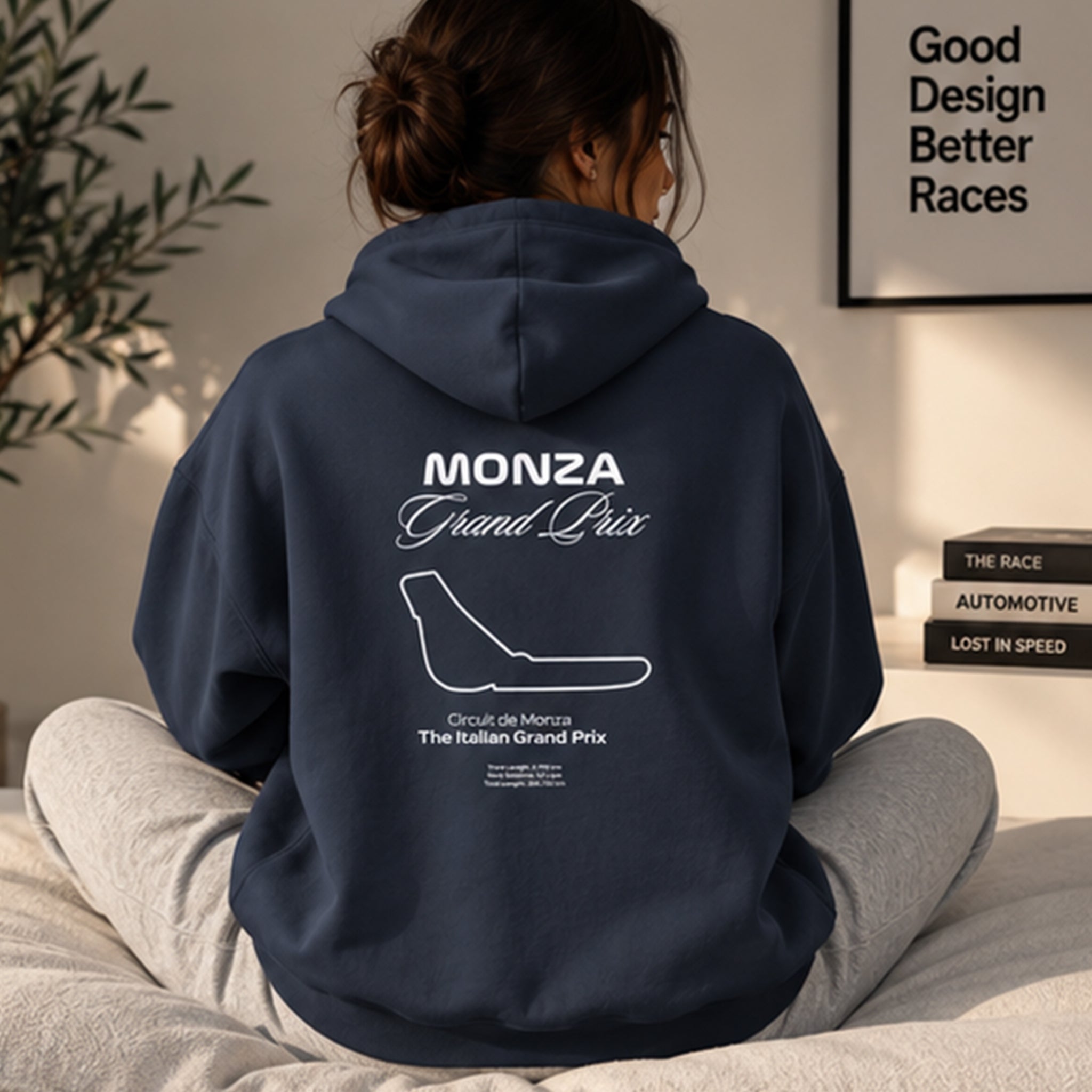 Monza Grand Prix Oversize Hoodie – Lacivert – model üzerinde arka görünüm