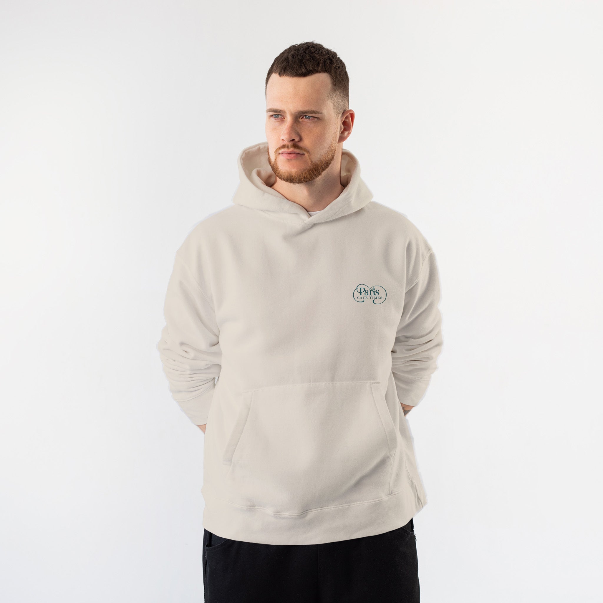 Café de Paris Hoodie – Krem – model üzerinde ön görünüm