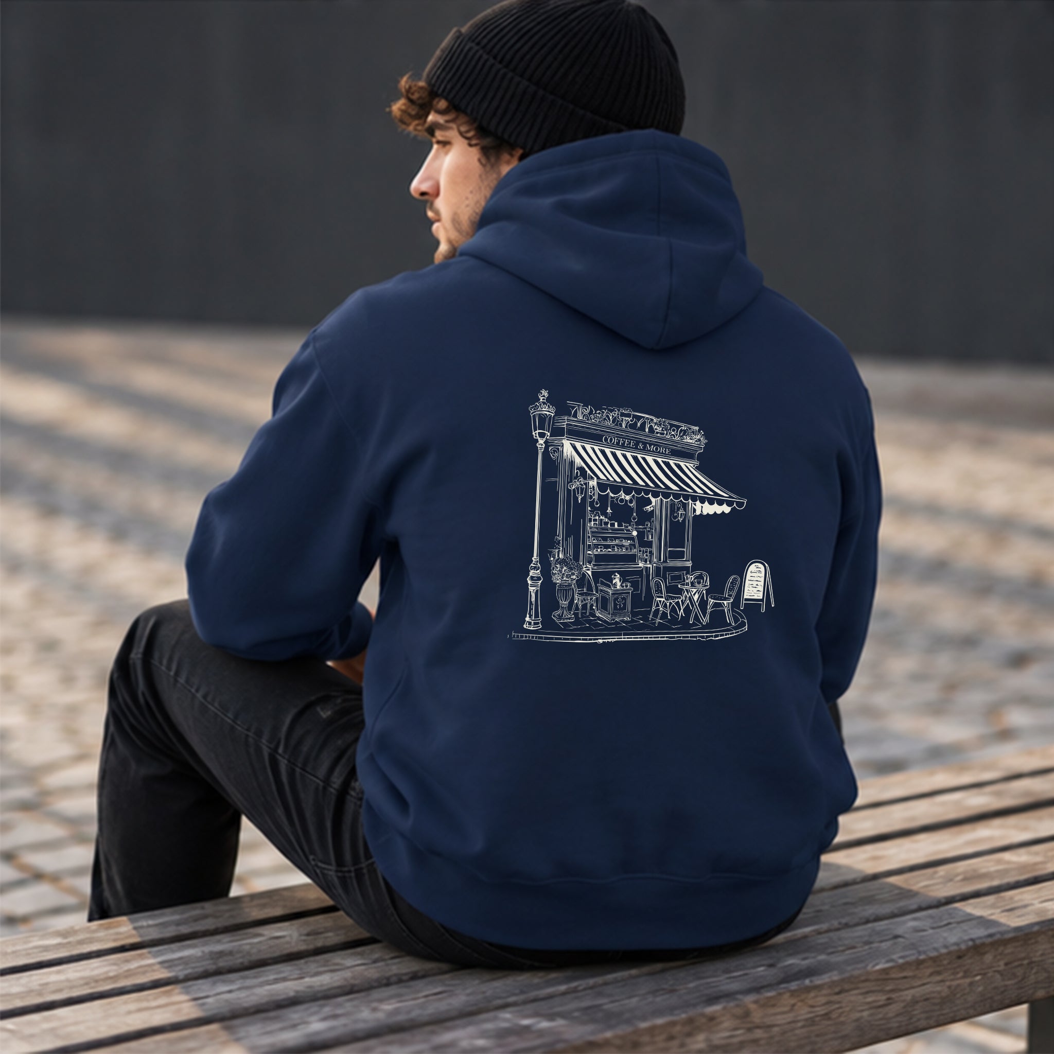 Café de Paris Hoodie – Lacivert – model üzerinde arka görünüm