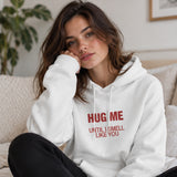 I Smell Like You Hoodie – Beyaz – model üzerinde ön görünüm