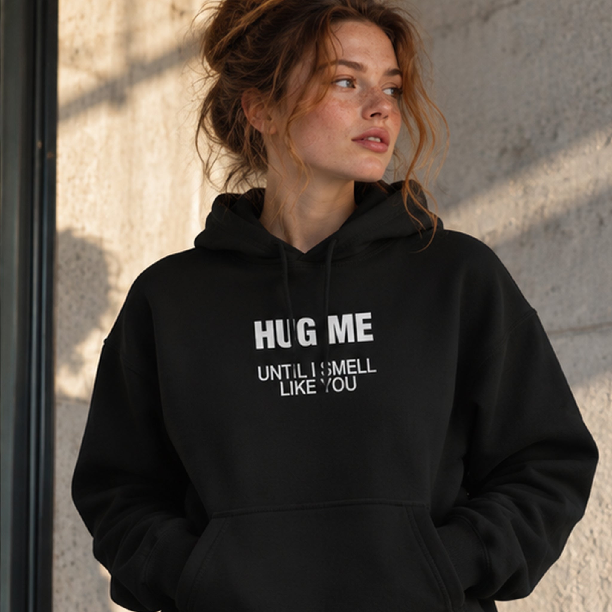 I Smell Like You Hoodie – Siyah – model üzerinde ön görünüm