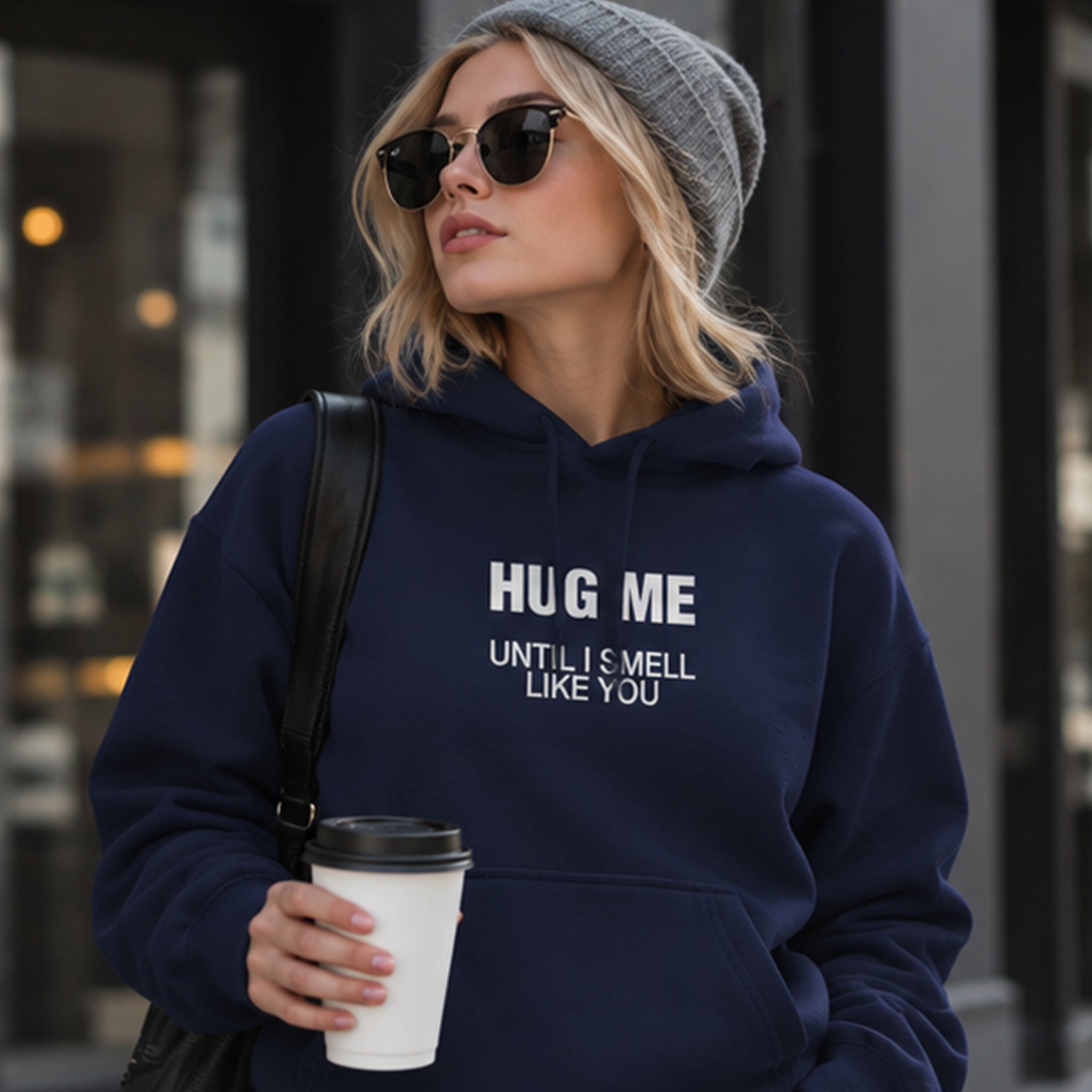 I Smell Like You Hoodie – Lacivert – model üzerinde ön görünüm