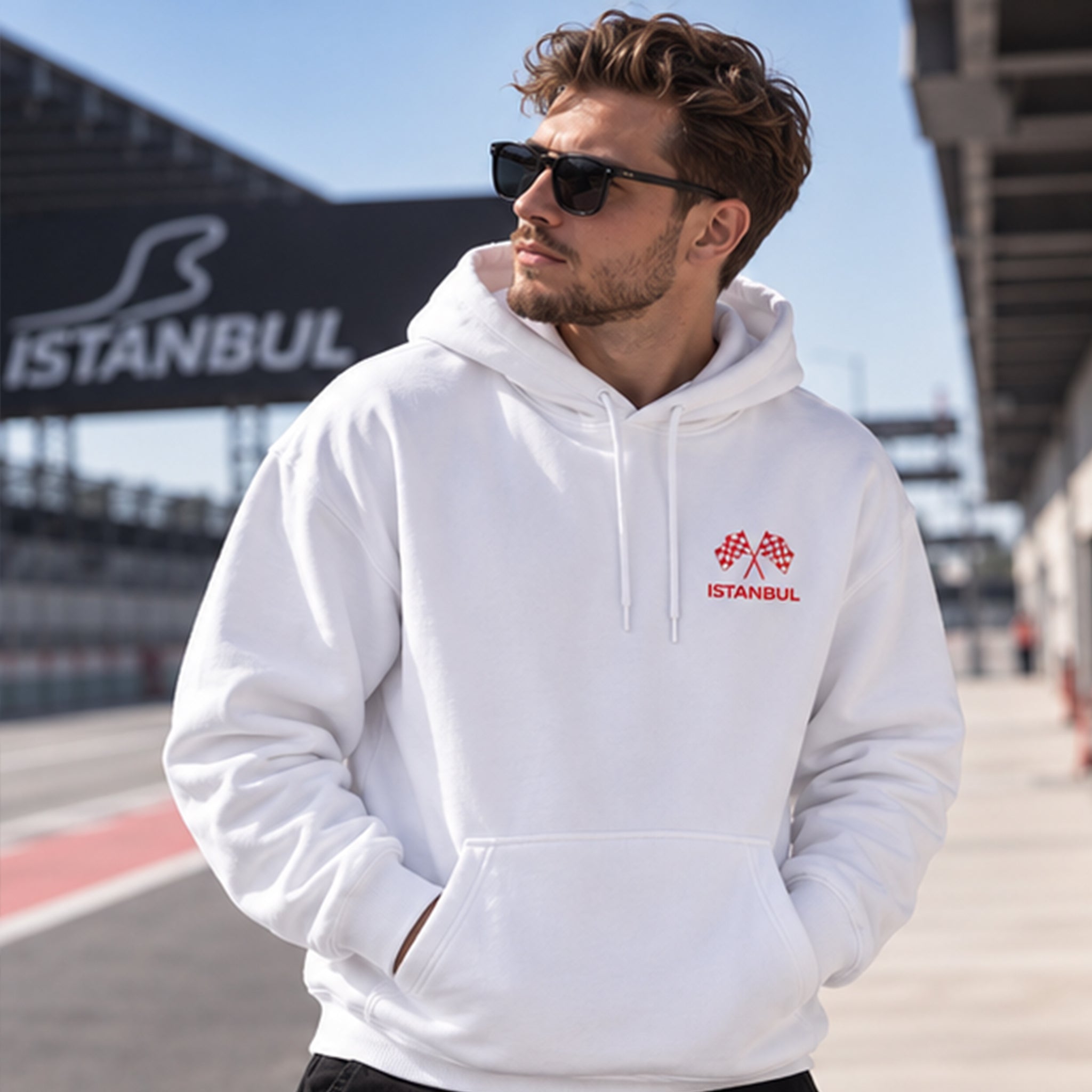 Türkiye Grand Prix Hoodie – Beyaz – model üzerinde ön görünüm