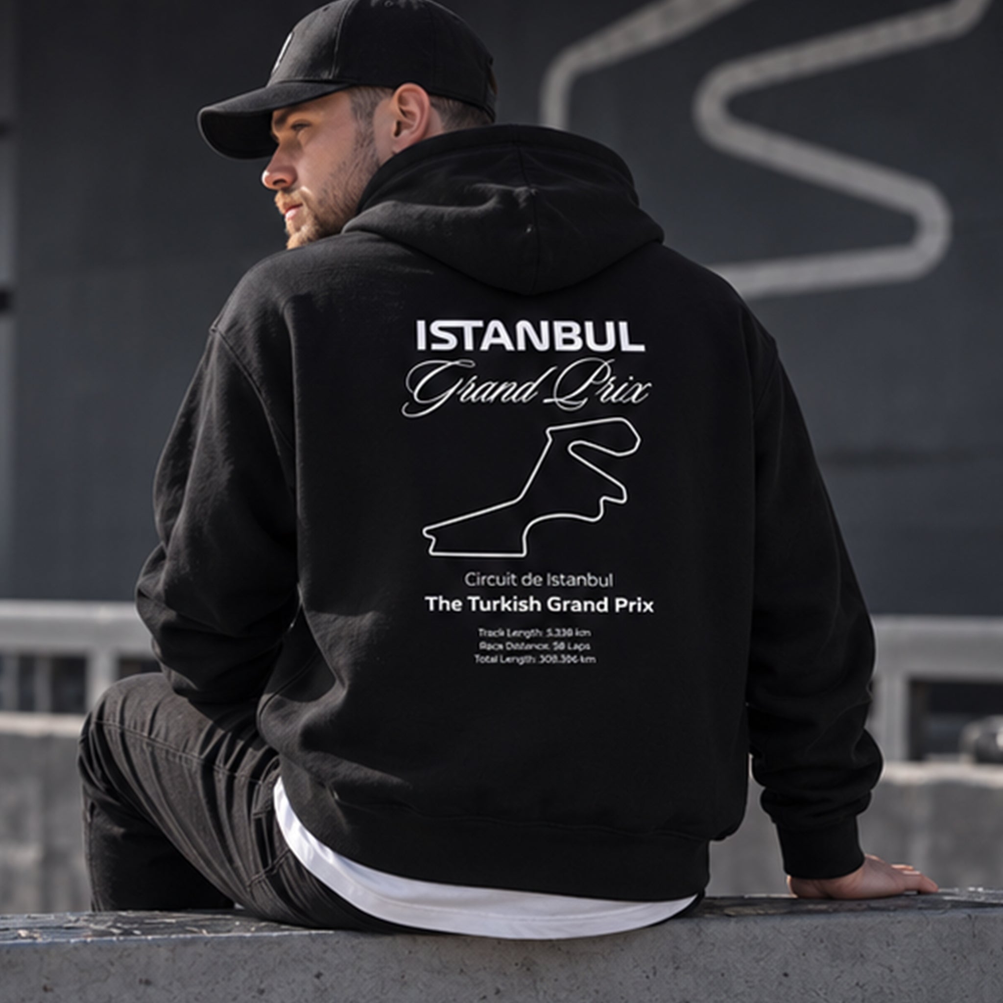 Türkiye Grand Prix Hoodie – Siyah – model üzerinde arka görünüm