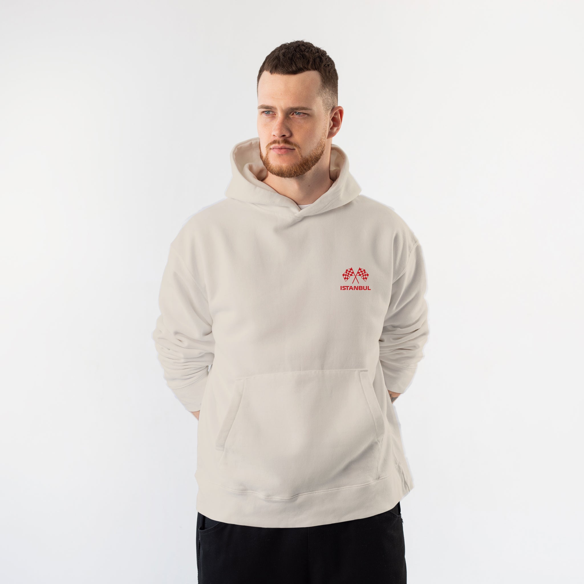 Türkiye Grand Prix Hoodie – Krem – model üzerinde ön görünüm