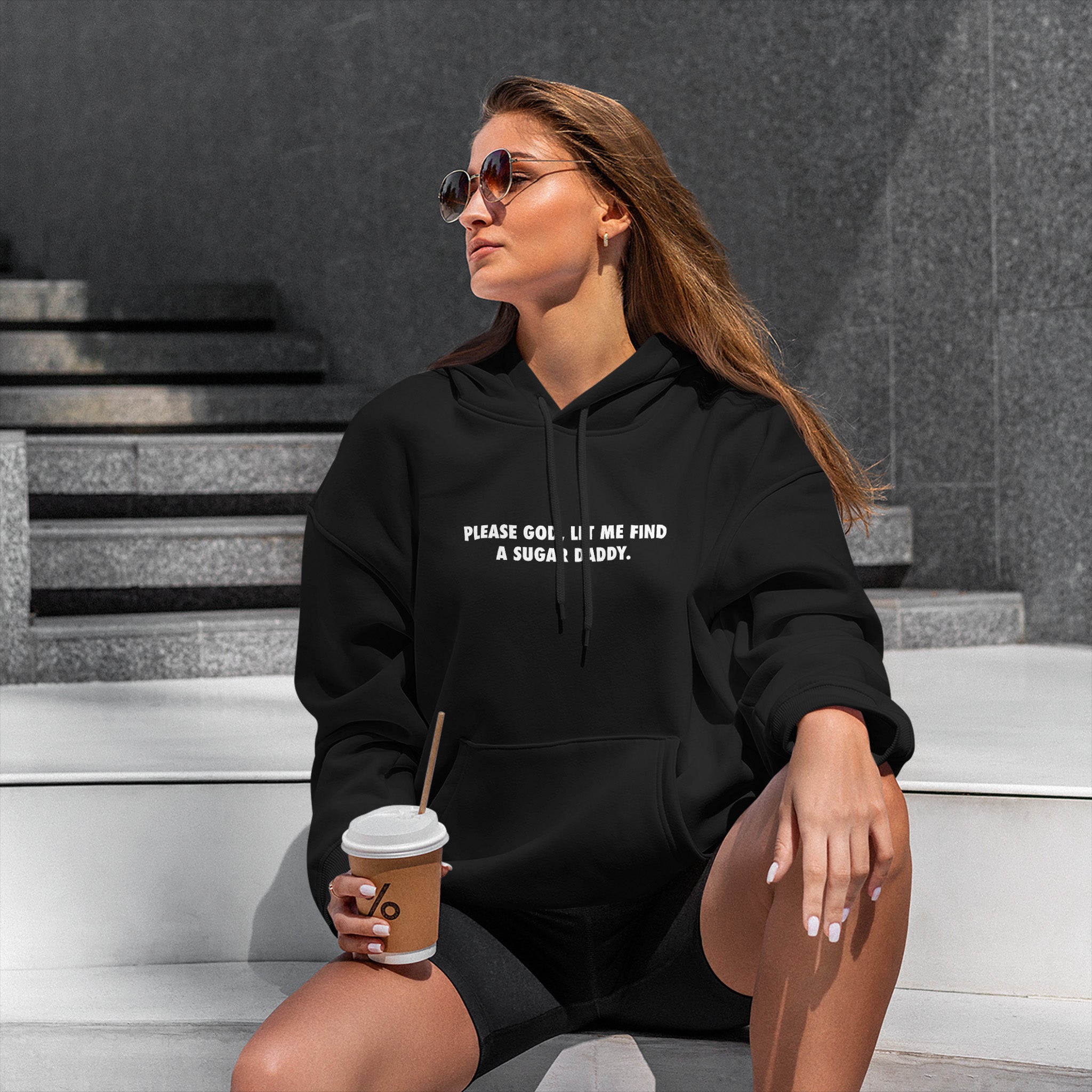 Please God Let Me Find A Sugar Daddy Hoodie – Siyah – model üzerinde ön görünüm