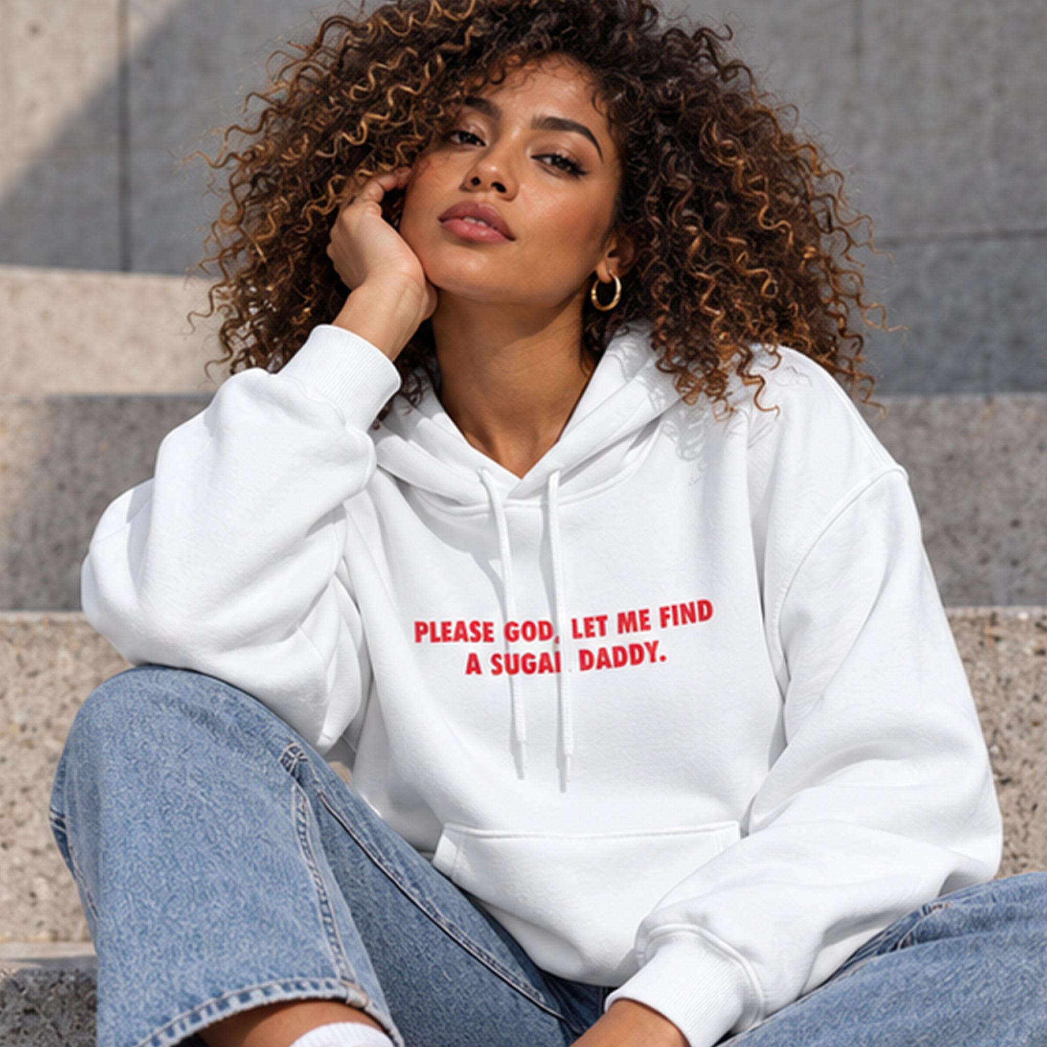 Please God Let Me Find A Sugar Daddy Hoodie – Beyaz – model üzerinde ön görünüm