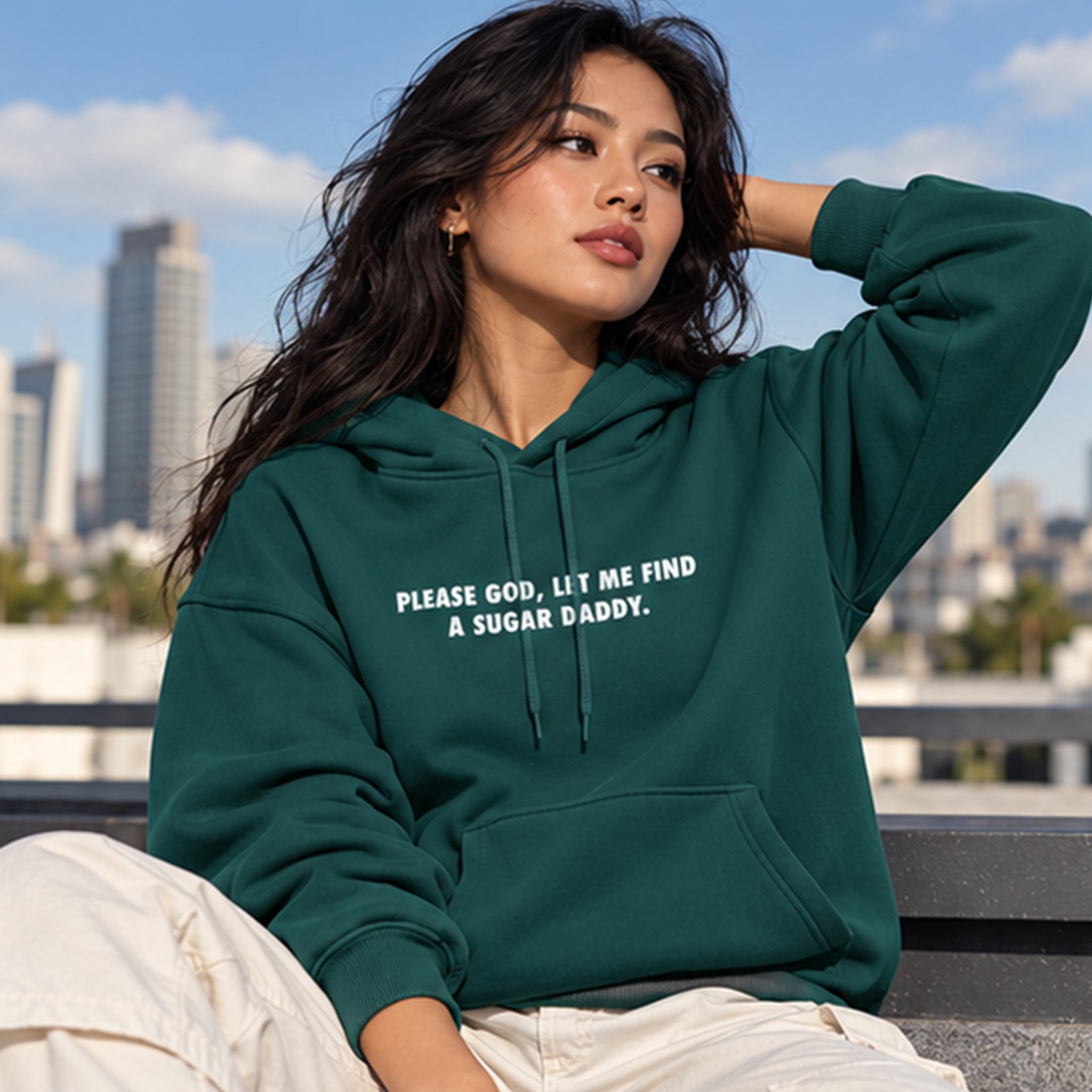 Please God Let Me Find A Sugar Daddy Hoodie – Koyu Yeşil – model üzerinde ön görünüm