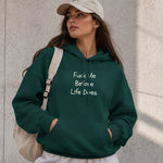 Fuck Me Before Life Does Hoodie – Koyu Yeşil – model üzerinde ön görünüm