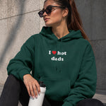 I Love Hot Dads Hoodie – Koyu Yeşil – model üzerinde ön görünüm