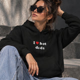 I Love Hot Dads Hoodie – Siyah – model üzerinde ön görünüm
