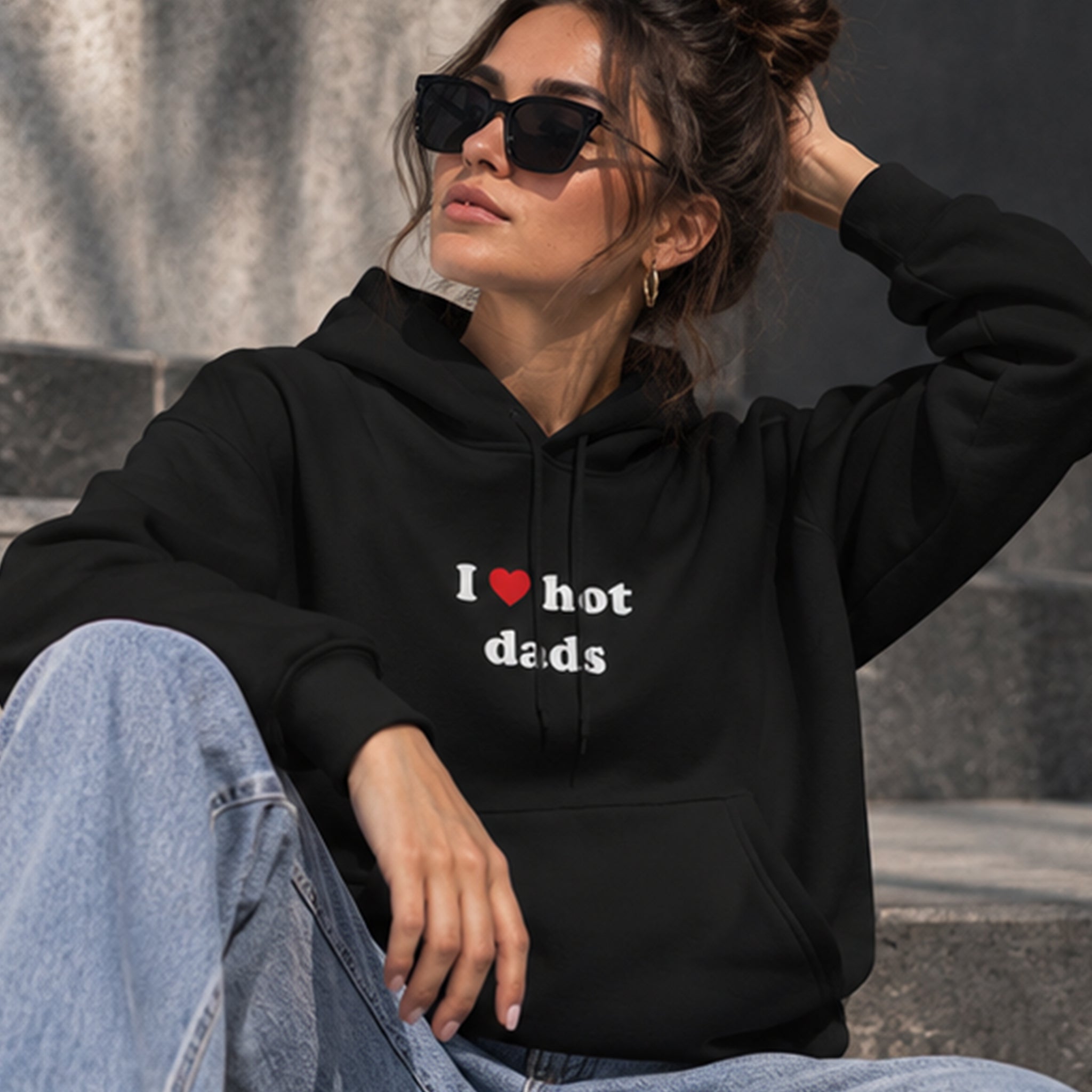 I Love Hot Dads Hoodie – Siyah – model üzerinde ön görünüm