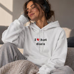 I Love Hot Dads Hoodie – Beyaz – model üzerinde ön görünüm
