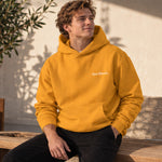 Slow Sunday Coffee Club Hoodie – Turuncu – model üzerinde ön görünüm