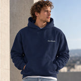 Slow Sunday Coffee Club Hoodie – Lacivert – model üzerinde ön görünüm