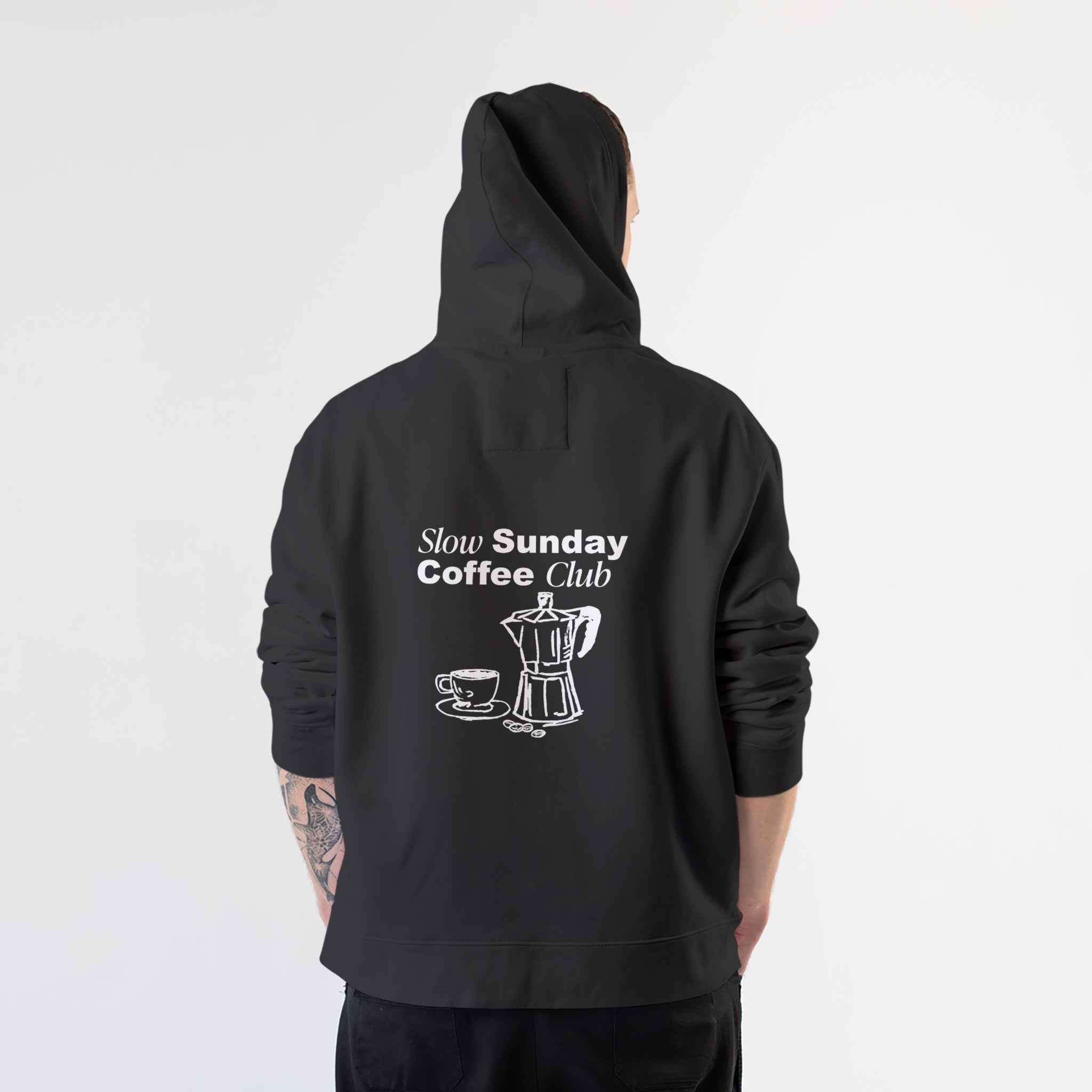 Slow Sunday Coffee Club Hoodie – Siyah – model üzerinde arka görünüm