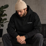 Slow Sunday Coffee Club Hoodie – Siyah – model üzerinde ön görünüm
