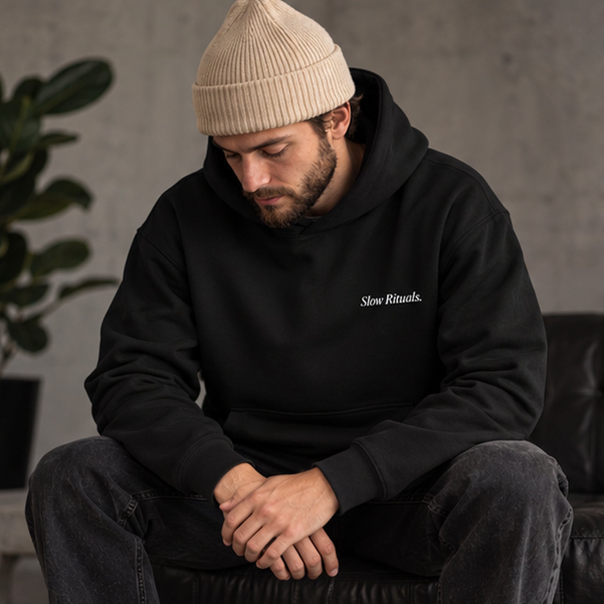 Slow Sunday Coffee Club Hoodie – Siyah – model üzerinde ön görünüm