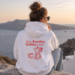 Slow Sunday Coffee Club Hoodie – Beyaz – model üzerinde arka görünüm