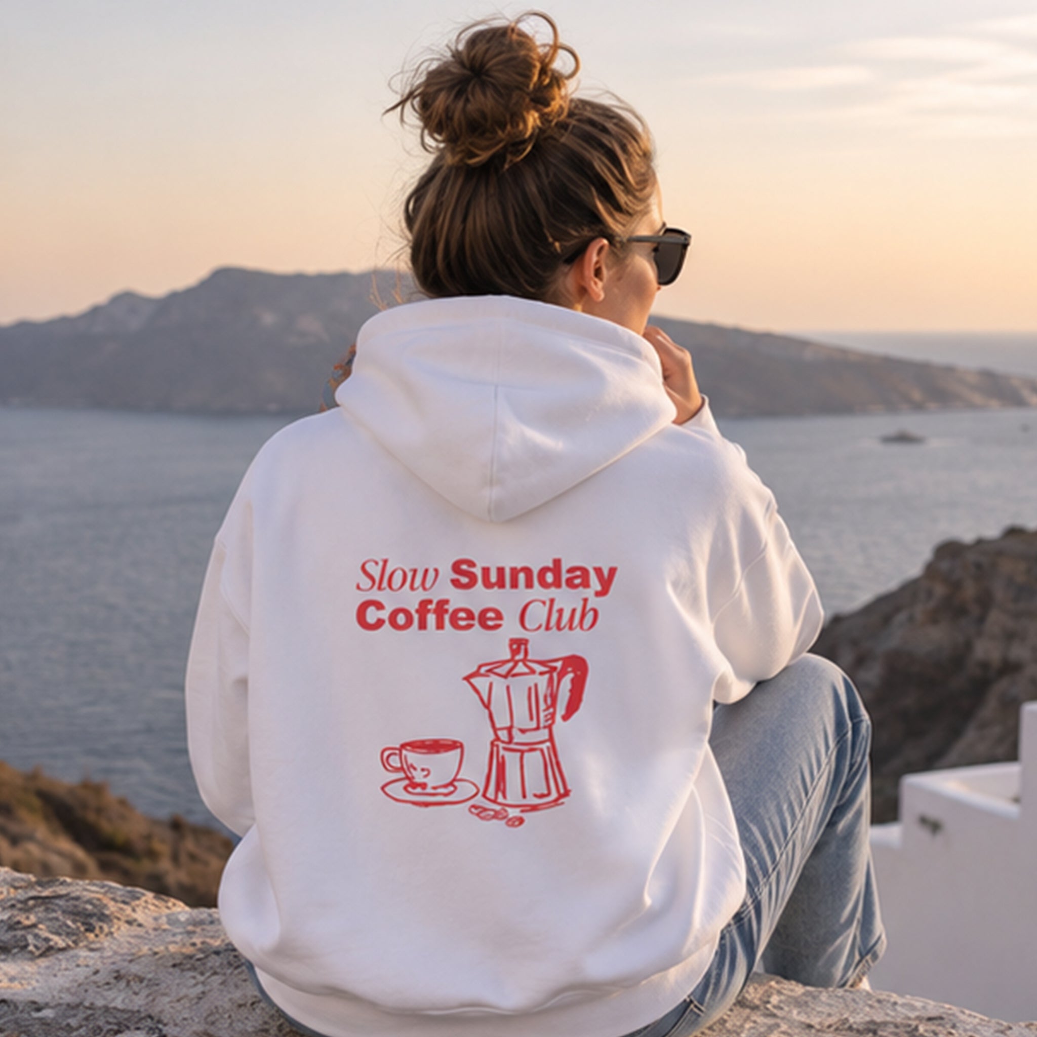 Slow Sunday Coffee Club Hoodie – Beyaz – model üzerinde arka görünüm