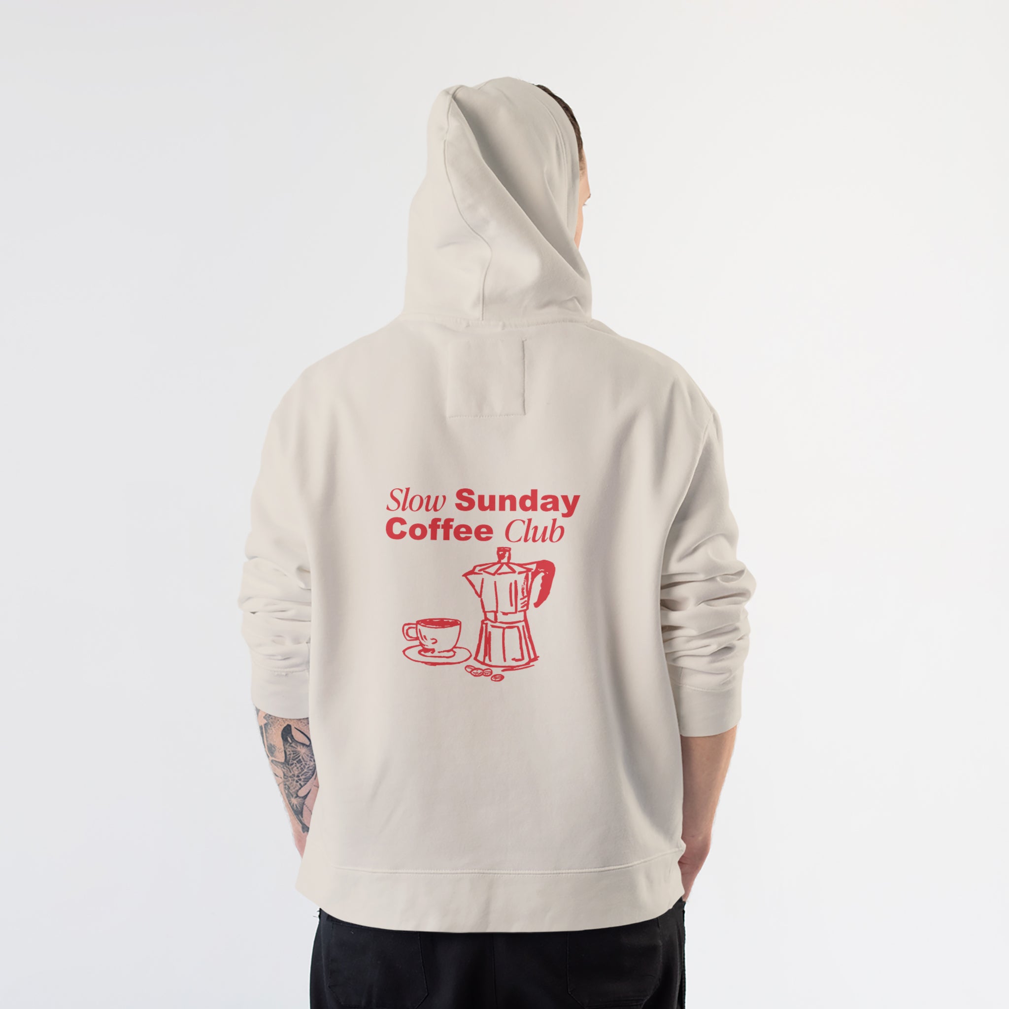 Slow Sunday Coffee Club Hoodie – Krem – model üzerinde arka görünüm