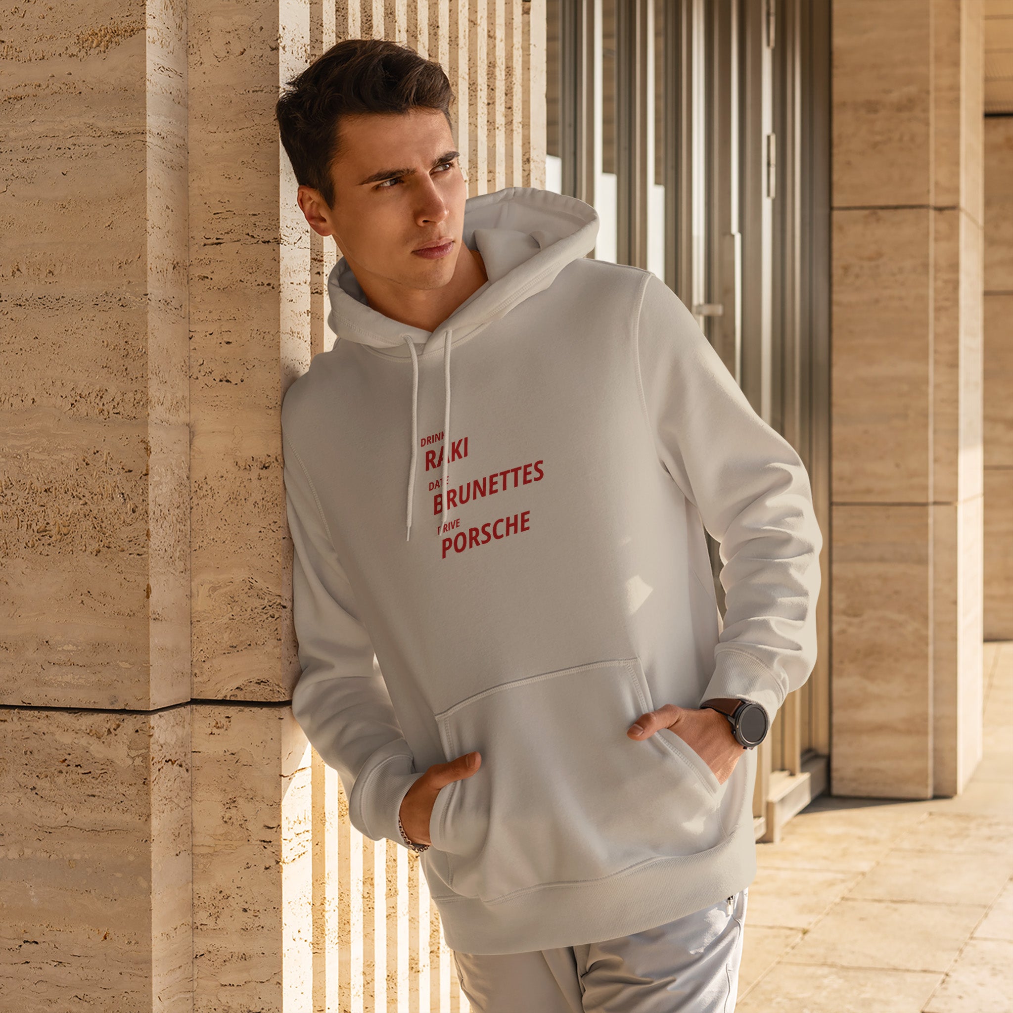 Drink Date Drive Hoodie – Krem – model üzerinde ön görünüm