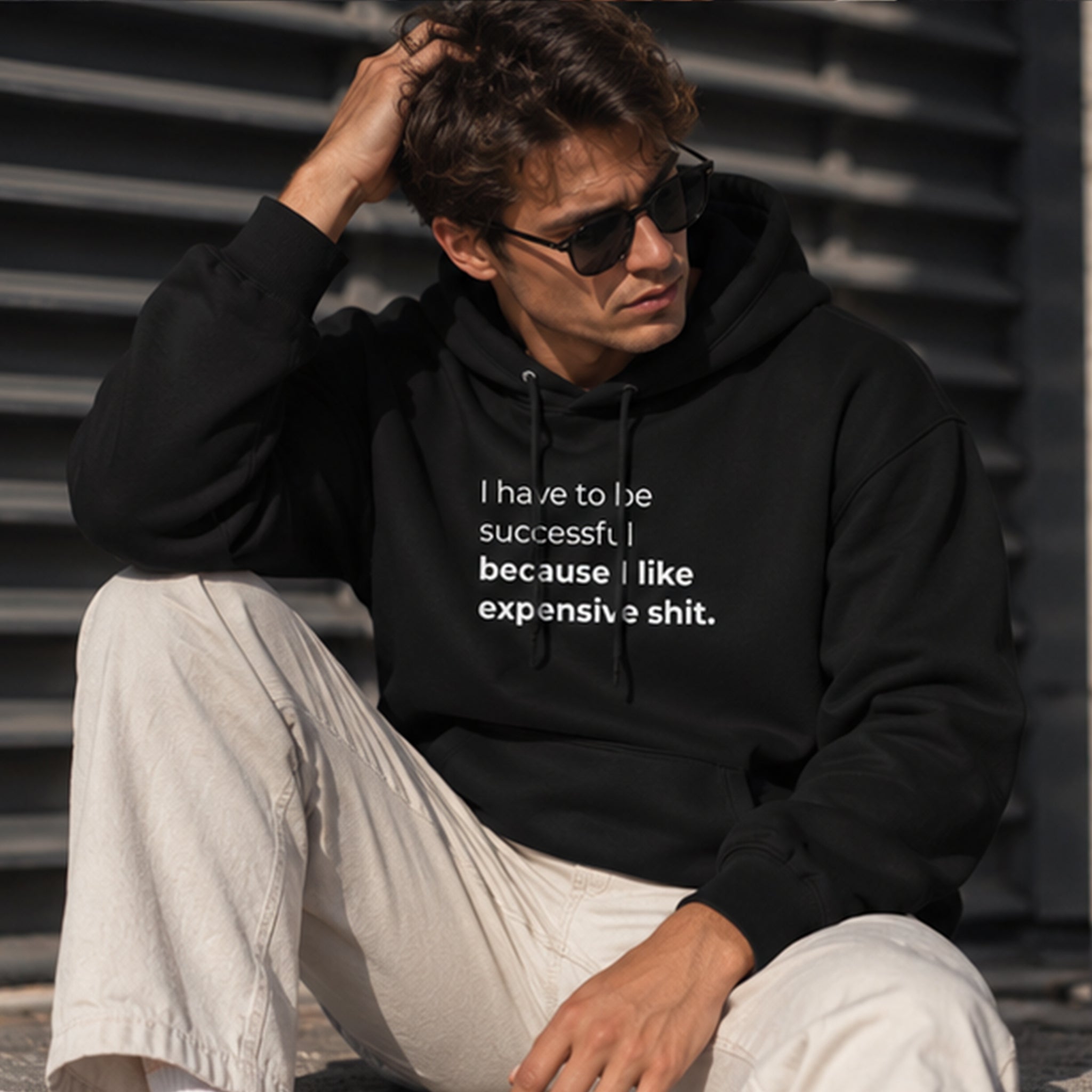 I Like Expensive Shit Hoodie – Siyah – model üzerinde ön görünüm