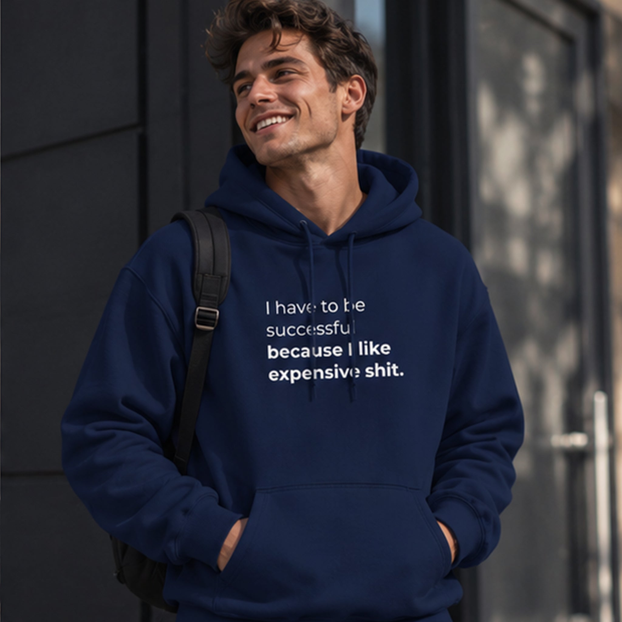 I Like Expensive Shit Hoodie – Lacivert – model üzerinde ön görünüm