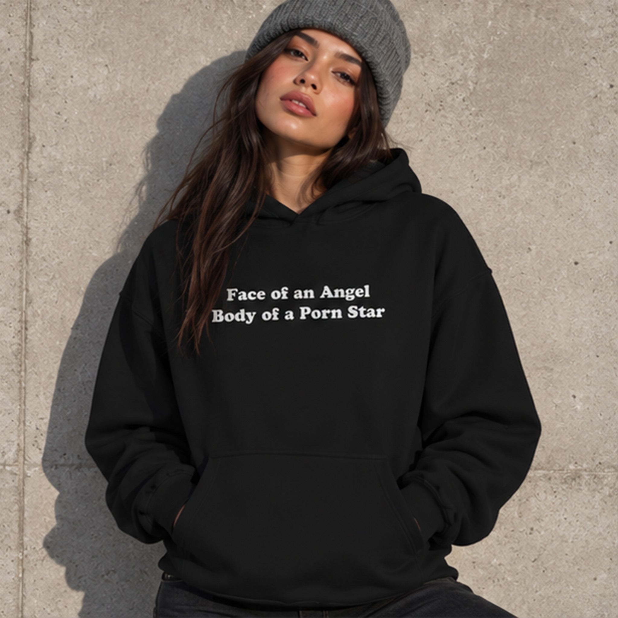 Face & Body Oversize Hoodie – Siyah – model üzerinde ön görünüm