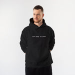 Too Busy Hoodie – Siyah – model üzerinde ön görünüm