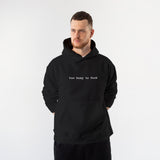 Too Busy Hoodie – Siyah – model üzerinde ön görünüm