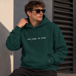 Too Busy Hoodie – Koyu Yeşil – model üzerinde ön görünüm