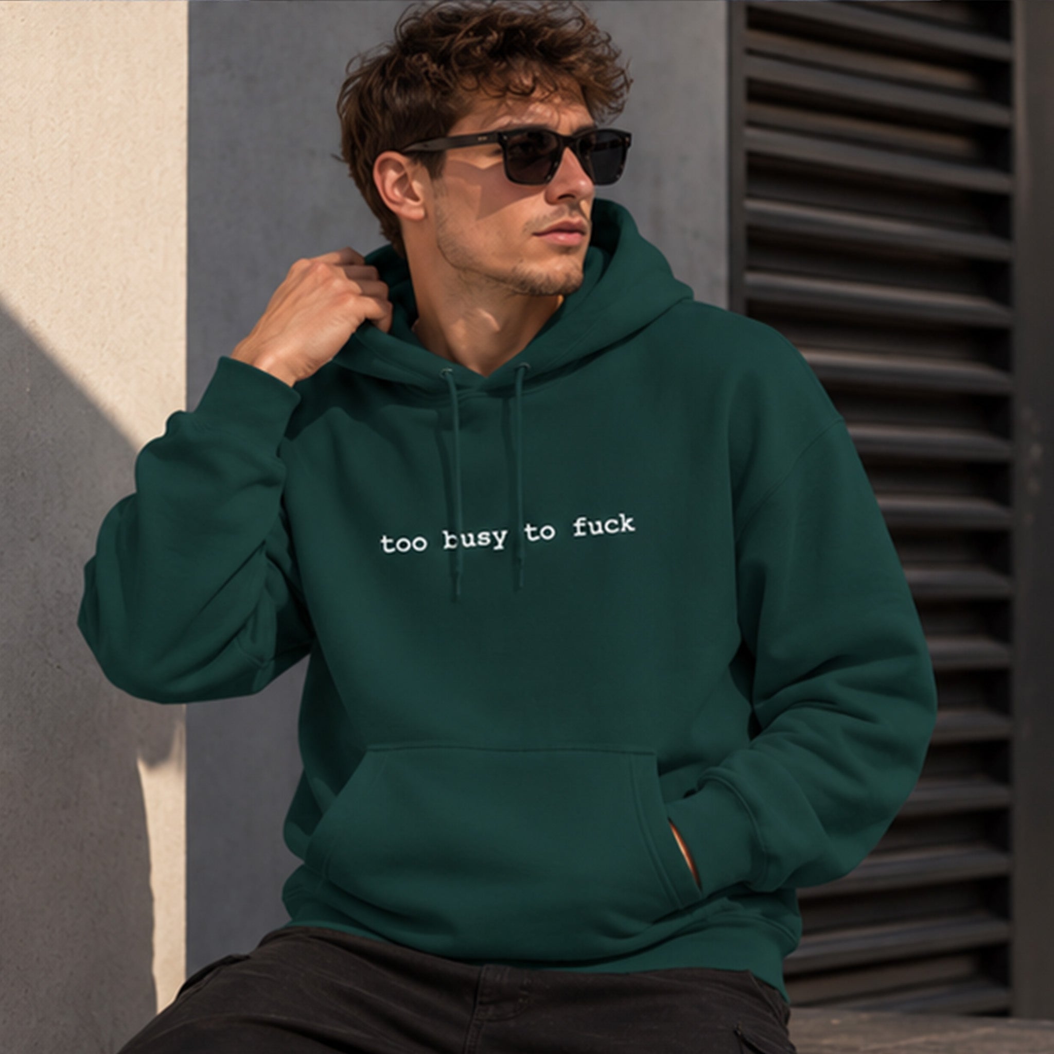 Too Busy Hoodie – Koyu Yeşil – model üzerinde ön görünüm