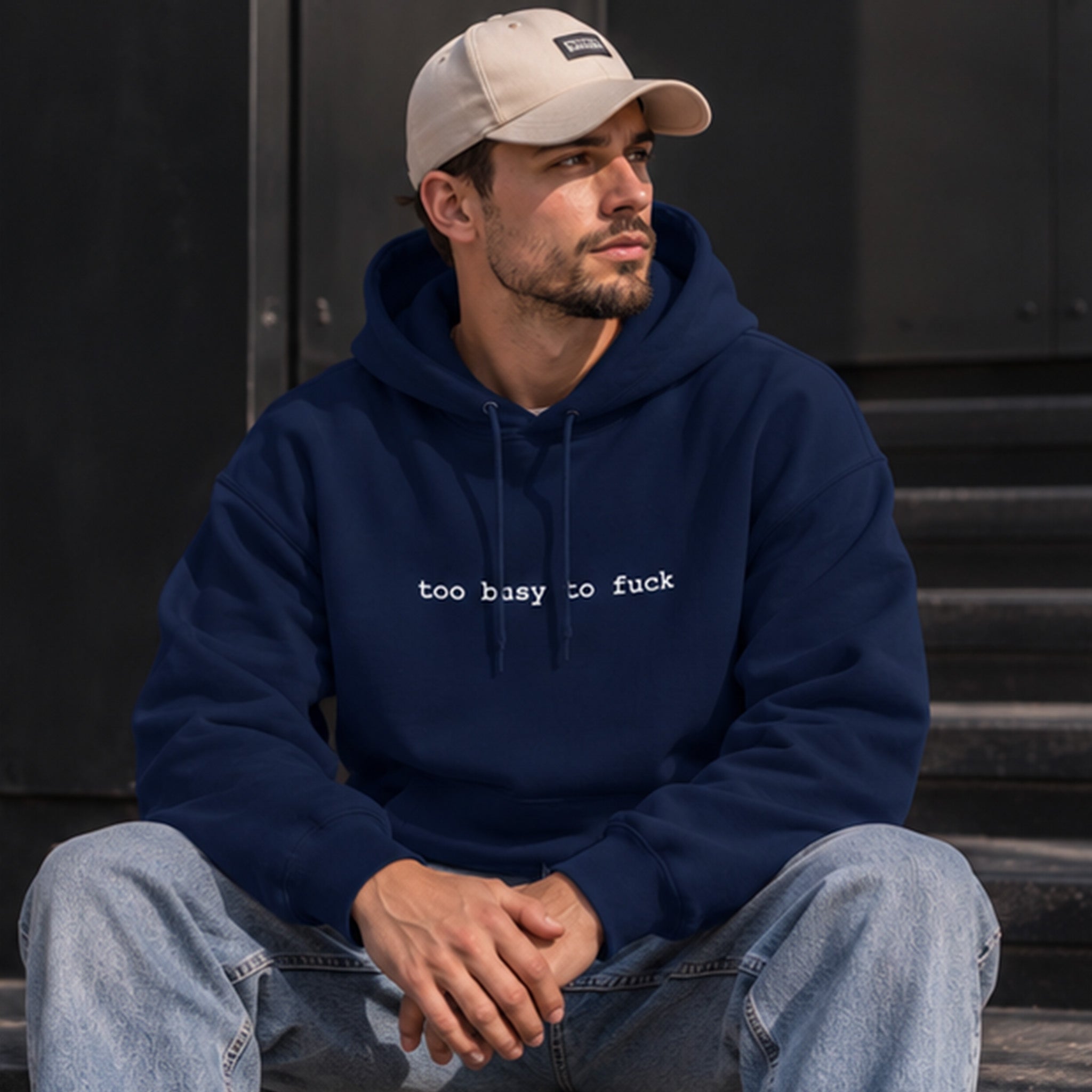 Too Busy Hoodie – Lacivert – model üzerinde ön görünüm