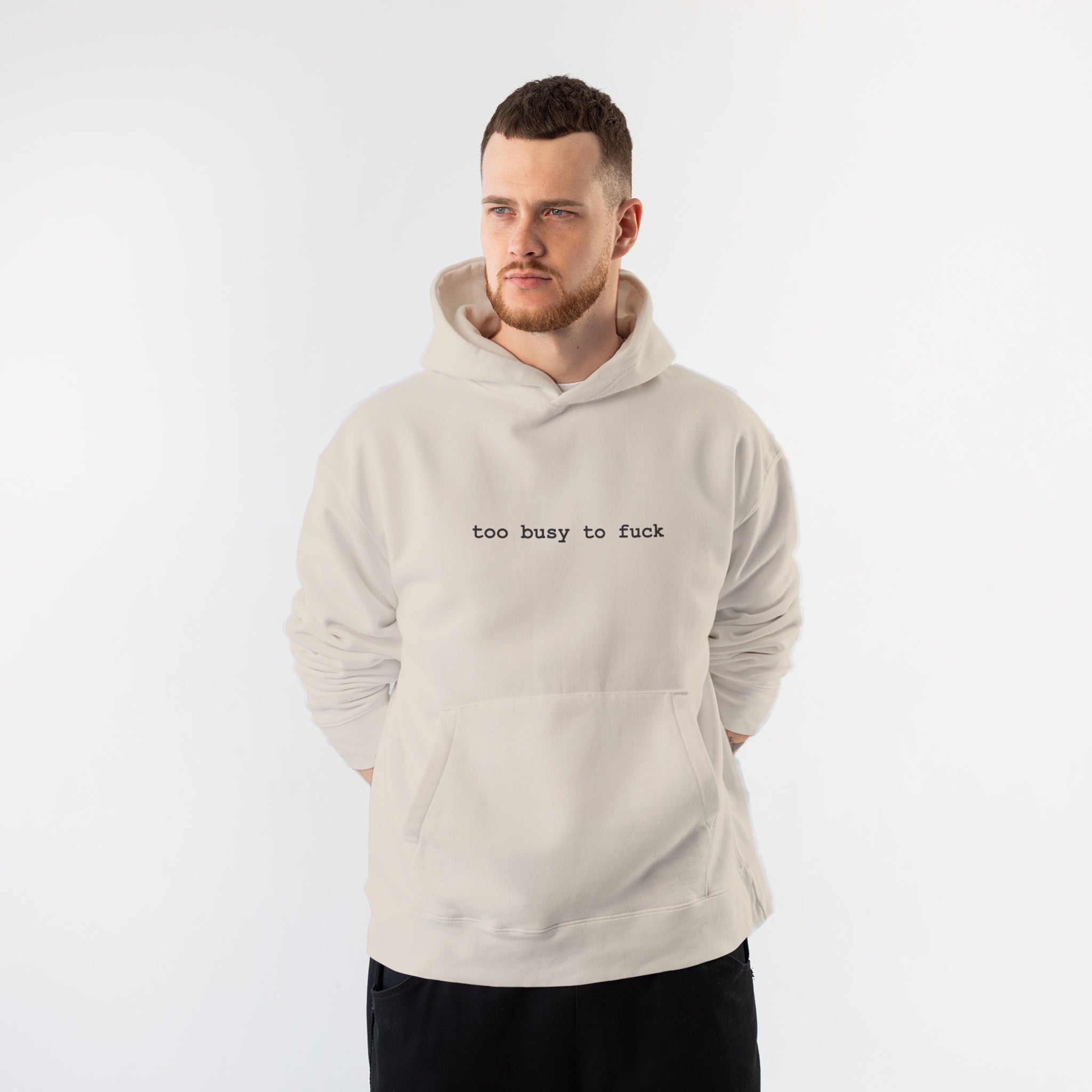 Too Busy Hoodie – Krem – model üzerinde ön görünüm