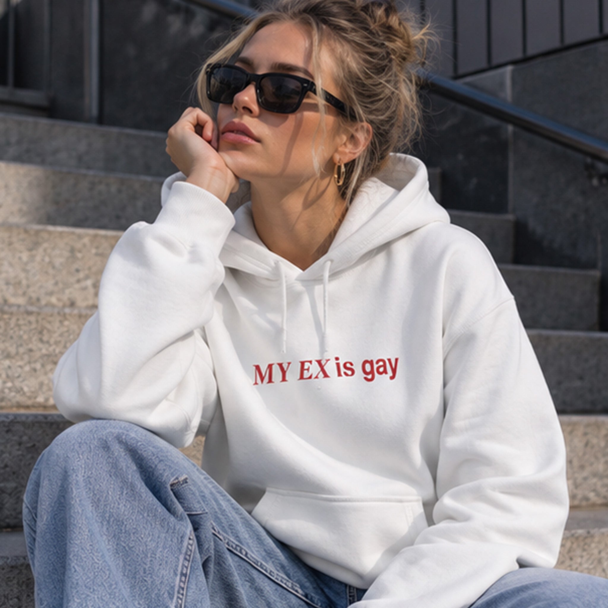 My Ex Is Gay Hoodie – Beyaz – model üzerinde ön görünüm