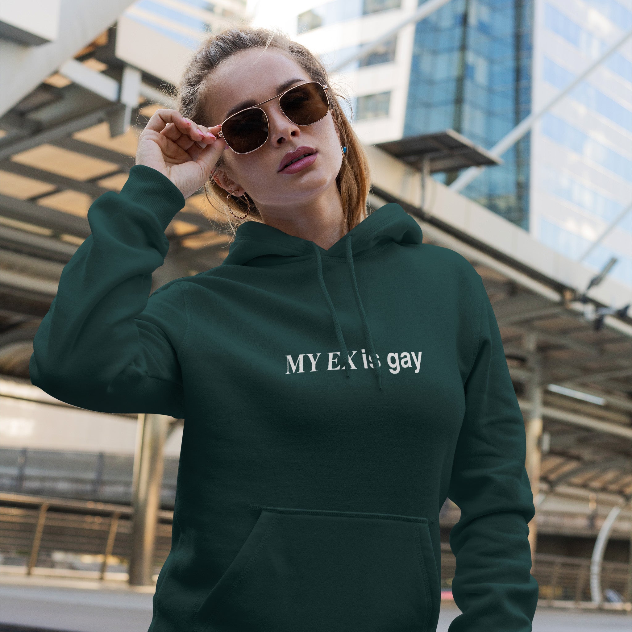 My Ex Is Gay Hoodie – Koyu Yeşil – model üzerinde ön görünüm