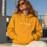 My Ex Is Gay Hoodie – Turuncu – model üzerinde ön görünüm